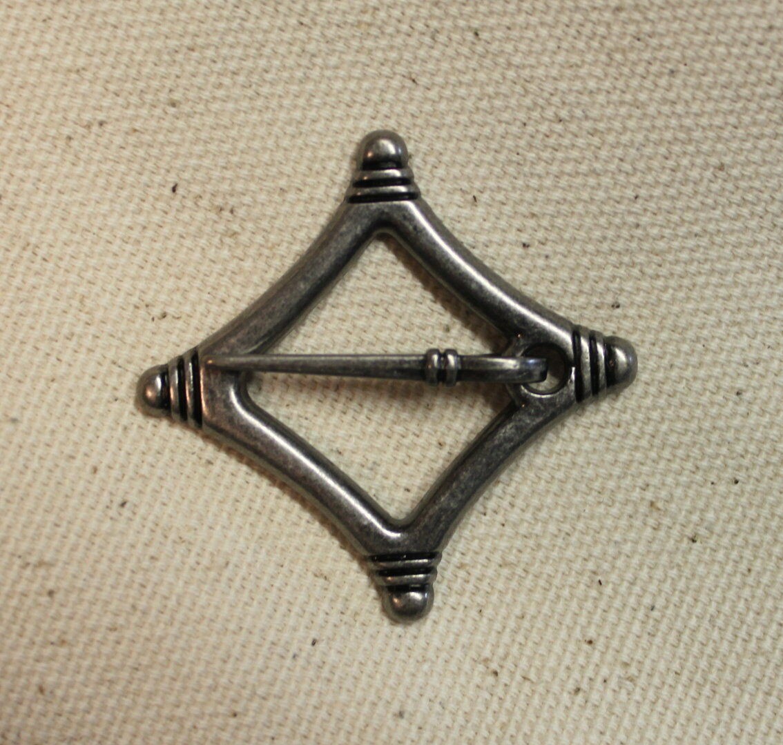 Mittelalter Fibel rautenförmig ca. 4 cm Silber oder Messing